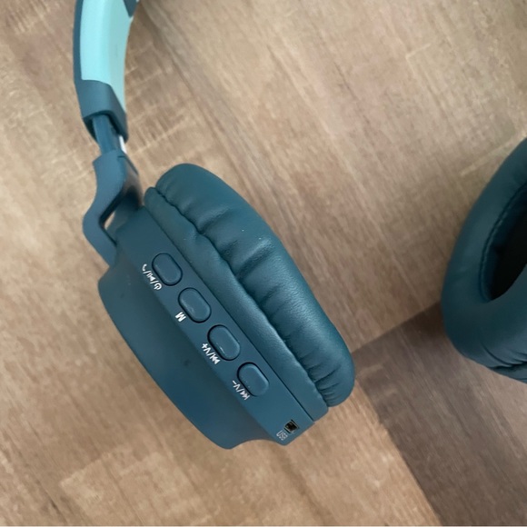 Bluetooth Earphones with Light-up Cat Ears - Blue - Picture 4 of 11